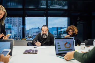 Geschäftspartner bei einer Brainstorming-Sitzung im Büro - CUF51848