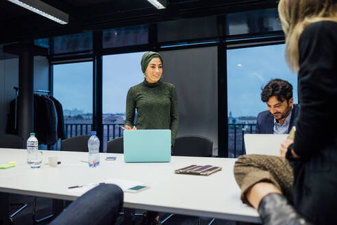 Geschäftspartner bei einer Brainstorming-Sitzung im Büro - CUF51851