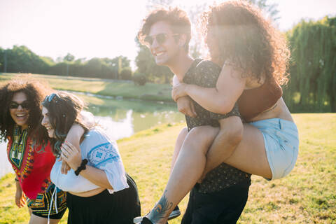 Eine Gruppe von Freunden hat Spaß am See, lizenzfreies Stockfoto