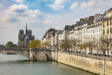 Blick auf die Kathedrale Notre Dame am Wasser, Paris, Frankreich - CUF51941