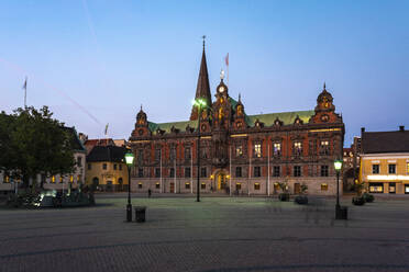 Beleuchtetes Rathaus vor blauem Himmel in der Abenddämmerung in Malmö, Schweden - TAMF01659