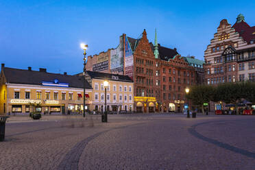 Gebäude auf dem Stadtplatz gegen den klaren blauen Himmel in der Abenddämmerung in Malmö, Schweden - TAMF01661