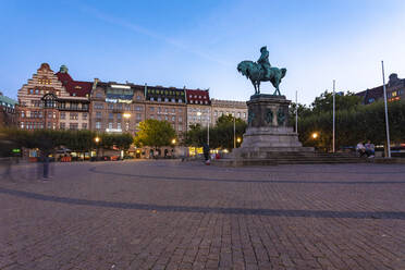 Karl X. Gustav Statue auf dem Stadtplatz gegen den Himmel in der Abenddämmerung in Malmö, Schweden - TAMF01662