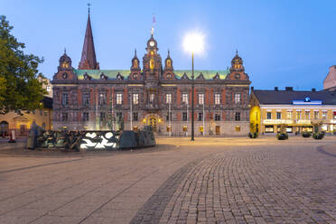 Beleuchtetes Rathaus vor blauem Himmel in der Abenddämmerung in Malmö, Schweden - TAMF01663