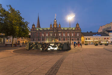 Beleuchtetes Rathaus vor blauem Himmel bei Nacht in Malmö, Schweden - TAMF01664