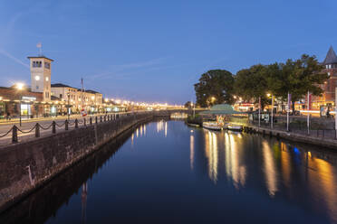 Fluss gegen blauen Himmel bei Nacht in Malmö, Schweden - TAMF01667