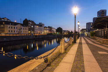 Straße am Kanal gegen blauen Himmel bei Nacht in Malmö, Schweden - TAMF01668