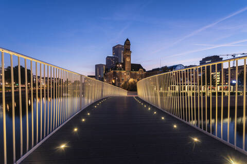 Beleuchtete Fußgängerbrücke gegen den Himmel bei Nacht in Malmö, Schweden, lizenzfreies Stockfoto