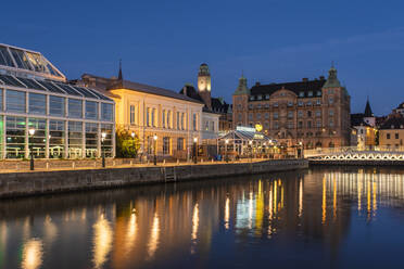 Beleuchtete Gebäude am Kanal bei Nacht in Malmö, Schweden - TAMF01670