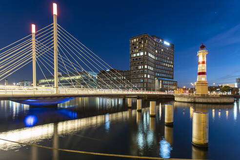 Beleuchtete Brücke über den Fluss gegen den Himmel in Malmö, Schweden - TAMF01676