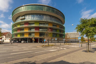 Modernes Glasgebäude an der Straße gegen den Himmel in Malmö, Schweden - TAMF01680