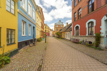 Leere Straße inmitten von Gebäuden in Malmö, Schweden - TAMF01682