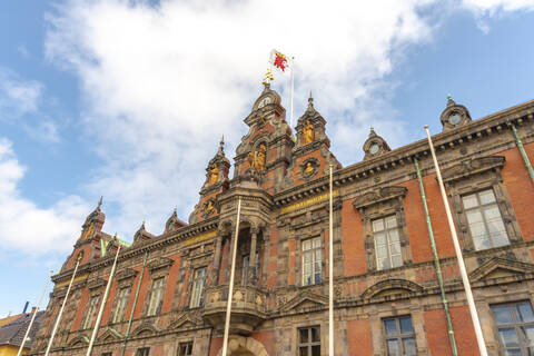 Niedriger Blickwinkel auf das Rathaus gegen den Himmel in Malmö, Schweden, lizenzfreies Stockfoto