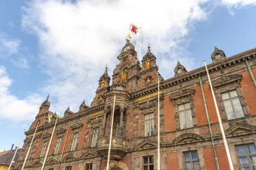 Niedriger Blickwinkel auf das Rathaus gegen den Himmel in Malmö, Schweden - TAMF01685