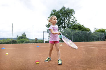 Kleines Mädchen, das Tennis spielen lernt - KMKF00991