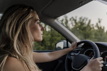 Blond woman driving car - ERRF01539