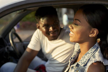 Young couple sitting car, talking - VEGF00361