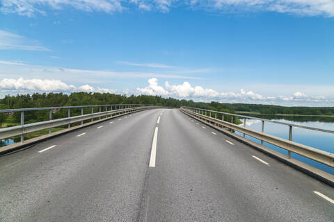 Leere Brücke vor blauem Himmel in Loftahammar, Schweden, lizenzfreies Stockfoto