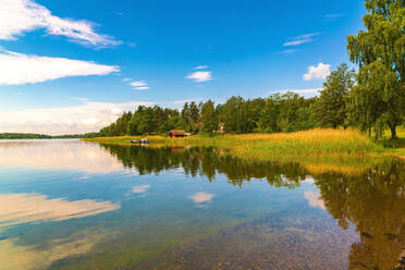 Landschaftlicher Blick auf den Fluss gegen den blauen Himmel in Loftahammar, Schweden - TAMF01693