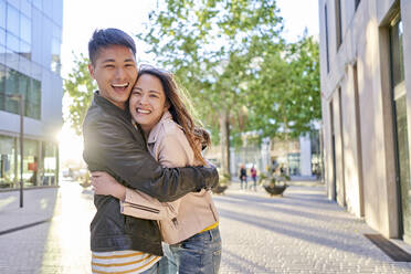 Portrait of happy couple in the city - DVGF00017