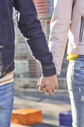 Verliebtes Paar beim Händchenhalten, Teilansicht - DVGF00024