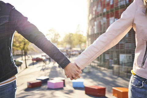 Verliebtes Paar beim Händchenhalten, Barcelona, Spanien, lizenzfreies Stockfoto