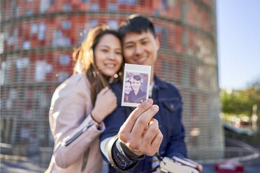 Glückliches Paar beim Selfie, Barcelona, Spanien - DVGF00048