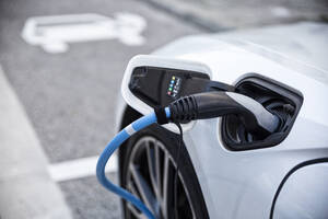 Elektroauto wird an einer Ladestation aufgeladen - MAMF00776