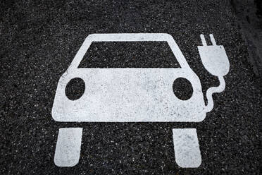 Symbol für eine Ladestation für Elektrofahrzeuge auf dem Asphalt - MAMF00780