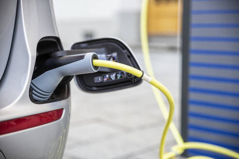 Elektroauto wird an einer Ladestation aufgeladen - MAMF00781