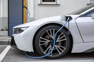 Elektroauto wird an einer Ladestation aufgeladen - MAMF00782