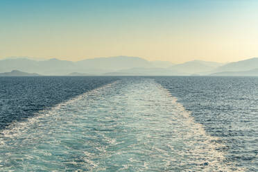 Landschaftliche Ansicht des gekräuselten Meeres gegen den Himmel auf Korfu, Griechenland - TAMF01700