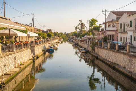 Kanal inmitten von Wohngebäuden in Korfu, Griechenland, lizenzfreies Stockfoto