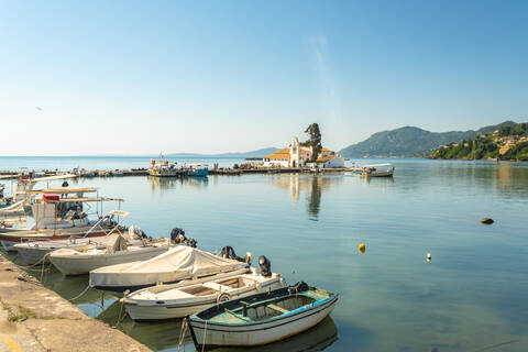 Boote im Yachthafen vor dem Himmel auf Korfu, Griechenland, lizenzfreies Stockfoto