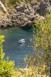 Hohe Winkel Ansicht von Boot Segeln im Meer auf Korfu, Griechenland - TAMF01706