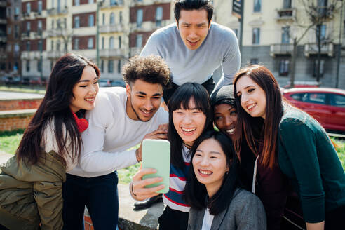 Junge männliche und weibliche erwachsene Freunde nehmen Smartphone Selfie in der Nähe der Stadt Straße - CUF52014