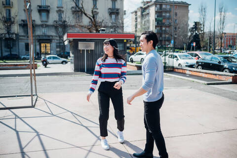 Junger Mann und Frau auf dem städtischen Basketballplatz, lizenzfreies Stockfoto