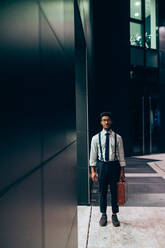 Geschäftsmann vor einem Bürogebäude, Mailand, Lombardei, Italien - CUF52212