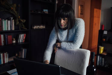 Frau benutzt Laptop im Heimbüro - CUF52283