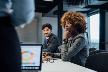 Geschäftspartner bei einer Brainstorming-Sitzung im Büro - CUF52293