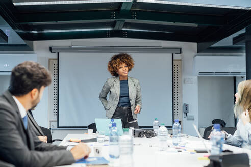 Geschäftspartner bei einer Brainstorming-Sitzung im Büro - CUF52298