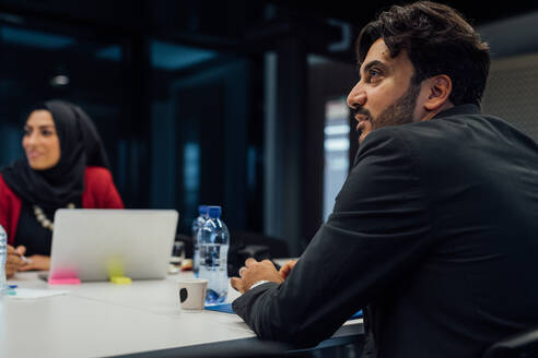 Geschäftspartner bei einer Brainstorming-Sitzung im Büro - CUF52300