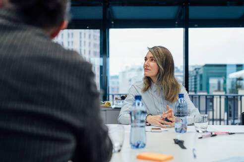 Geschäftspartner bei einer Brainstorming-Sitzung im Büro - CUF52301