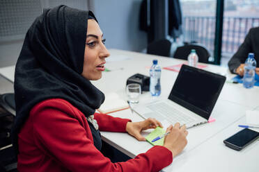 Geschäftspartner bei einer Brainstorming-Sitzung im Büro - CUF52303