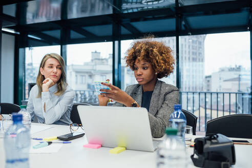 Geschäftspartner bei einer Brainstorming-Sitzung im Büro - CUF52307