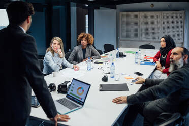 Geschäftspartner bei einer Brainstorming-Sitzung im Büro - CUF52310