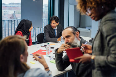 Geschäftspartner bei einer Brainstorming-Sitzung im Büro - CUF52314