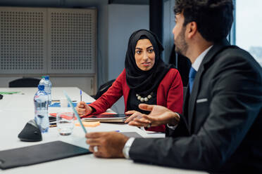 Geschäftspartner bei einer Brainstorming-Sitzung im Büro - CUF52317