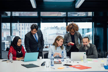 Geschäftspartner bei einer Brainstorming-Sitzung im Büro - CUF52319