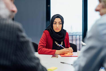 Geschäftspartner bei einer Brainstorming-Sitzung im Büro - CUF52321